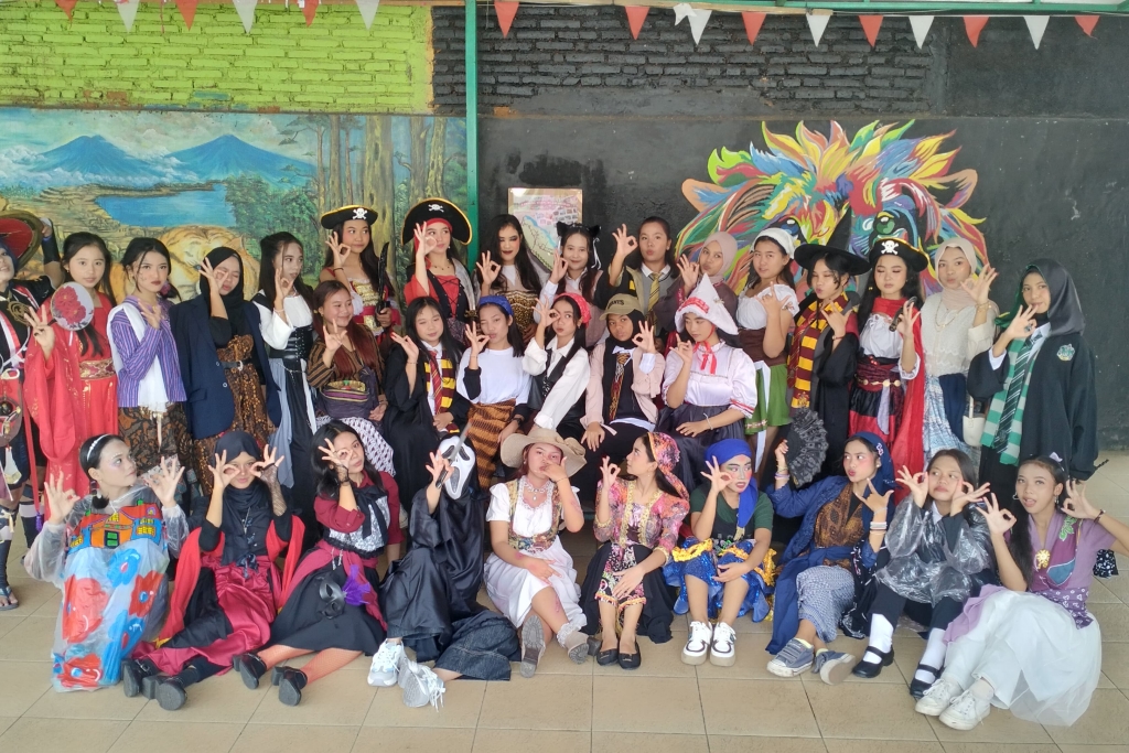 Komunitas Cosplay Malang Suguhkan Kreatifitasnya di Kampung Warna-Warni Jodipan