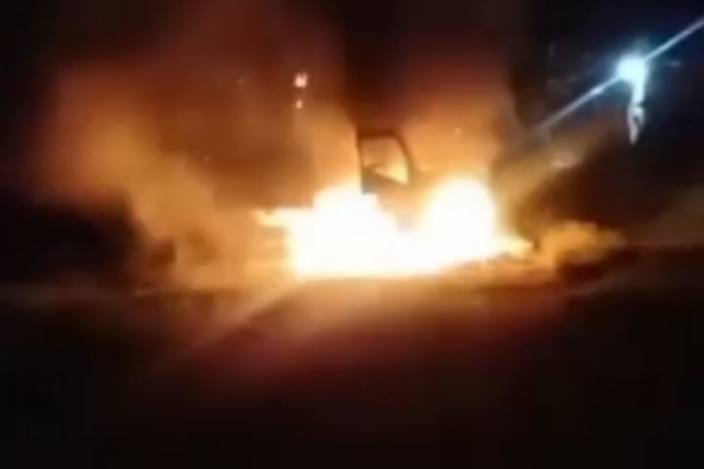 Truk Pengangkut Sapi Curian Dibakar Warga di Probolinggo