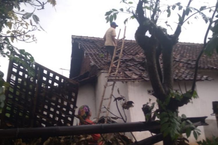 Puluhan Bangunan Rusak dan Satu Rumah Roboh Diterjang Angin Kencang di Tulungagung